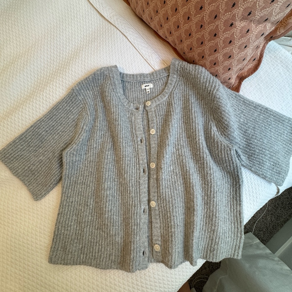 Grey Aerie sweater cardigan button short sleeve viral size M!